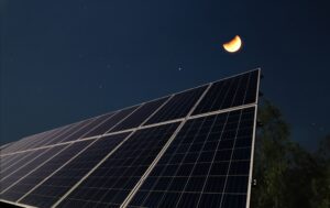 Werken zonnepanelen op maanlicht