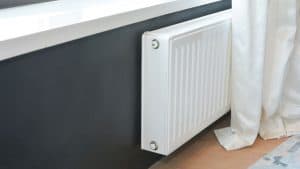 bespaar-energie-door-te-zorgen-dat-je-gordijnen-achter-je-radiator-zitten-300x169