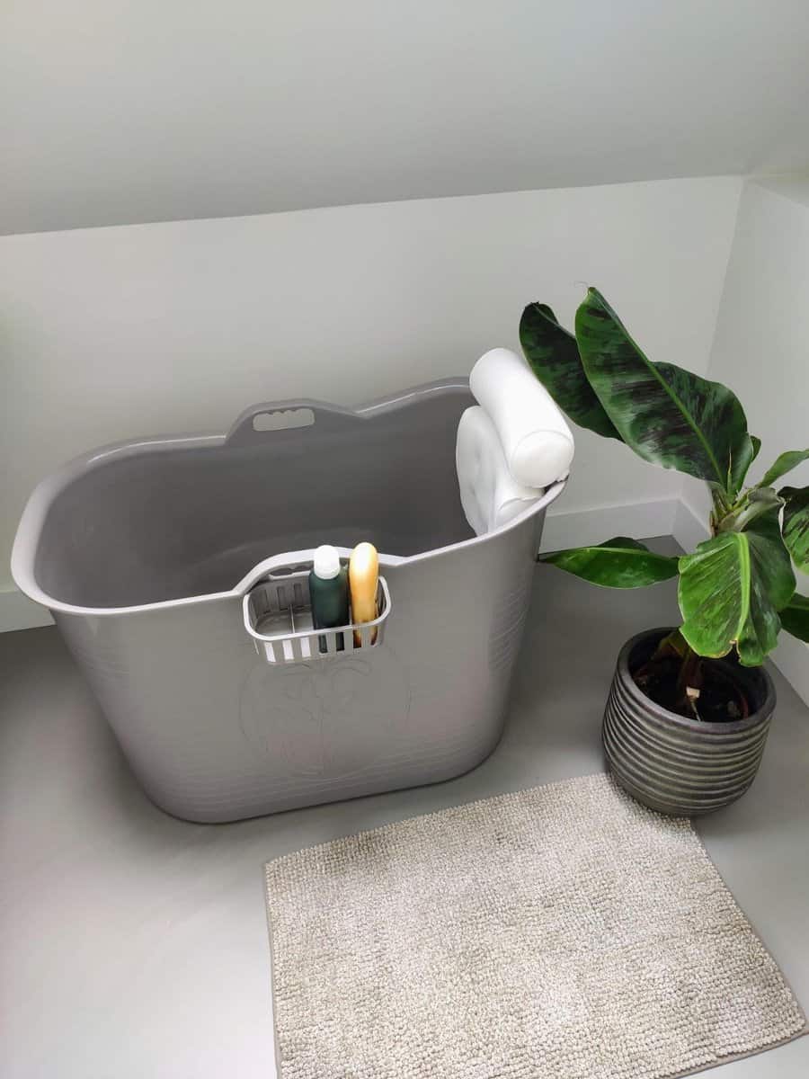 Beste-kleine-mobiele-badkuip-FlinQ-Bath-Bucket-in-badkamer